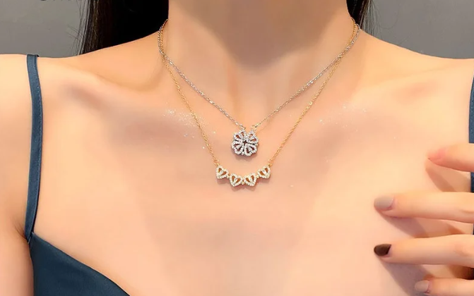 Collier en forme de coeur et trèfle